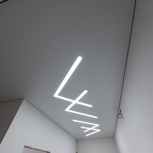 Натяжной потолок со световыми линиями в коридоре